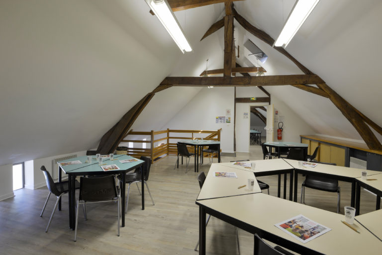 La Ferme de Courcimont 47600 Nouan-le-Fuzelier. Complexe convivialdans une ancienne ferme avec logements sobres, aire de jeux, étang, animations et restaurant.