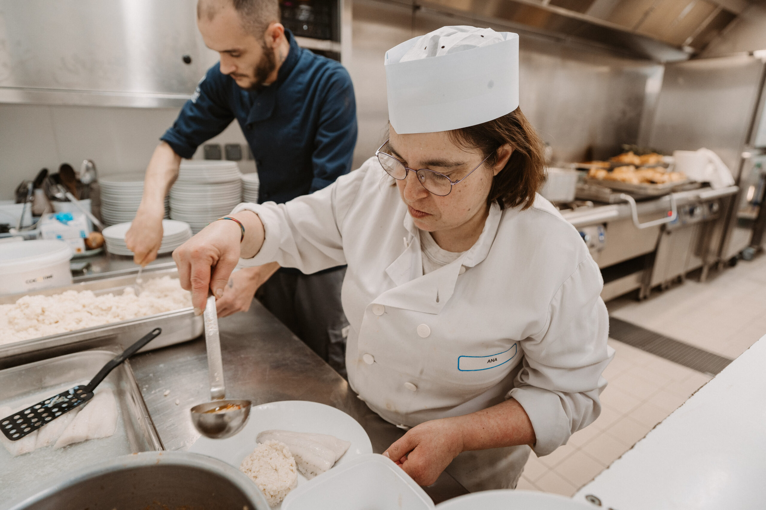 Anna cheffe cuisine et Anthony second cuisine en préparation repas