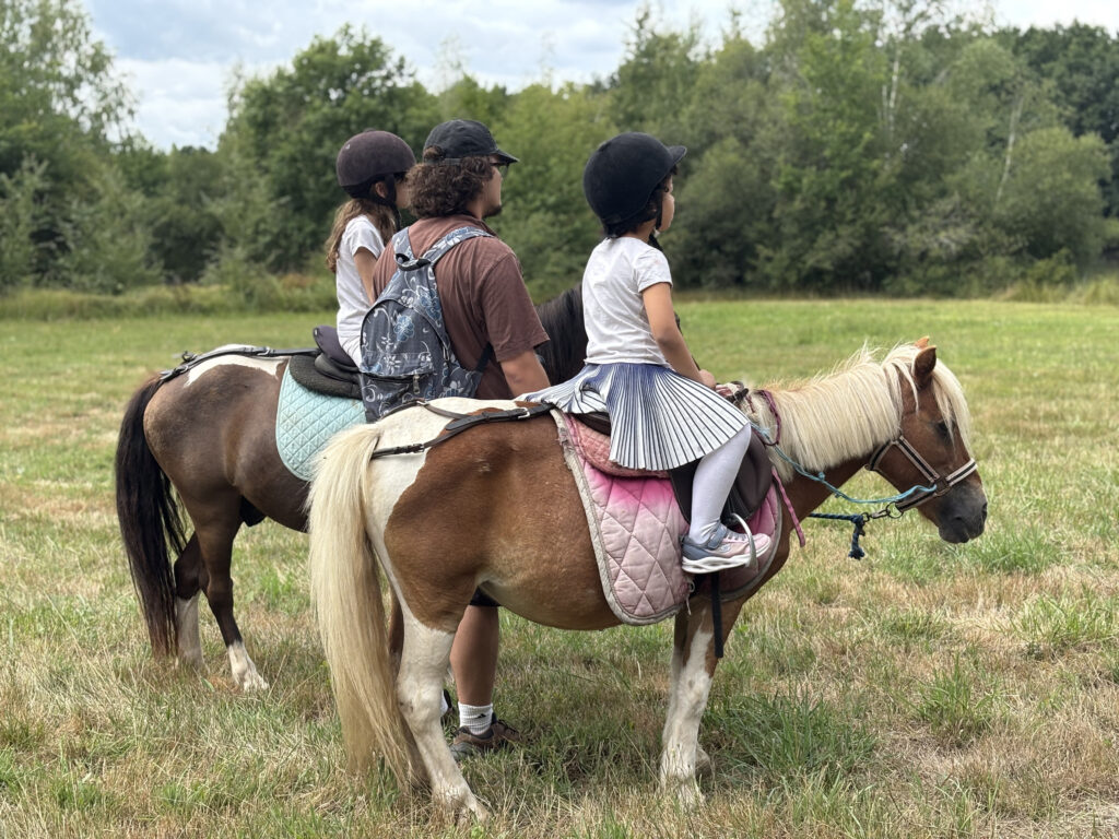 Été en famille, balade à poney club enfant