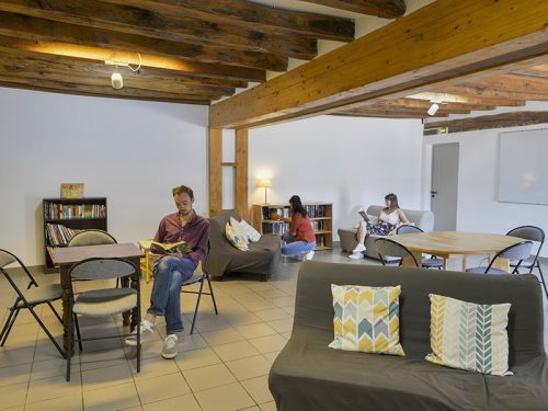 La Ferme de Courcimont 47600 Nouan-le-Fuzelier. Complexe convivialdans une ancienne ferme avec logements sobres, aire de jeux, étang, animations et restaurant.