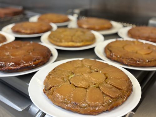 Tarte Tatin maison préparée par notre cheffe de cuisine